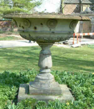 Large cast iron urn, made by Handyside C146